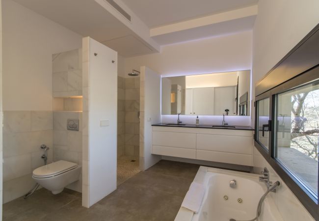 Villa for 8 people with swimming pool in Santa Margalida, Mallorca. 4 DBR, 4 BR en suite, air conditioning, free WIFI internet, pool with jacuzzi, quiet location between Muro and Can Picafort