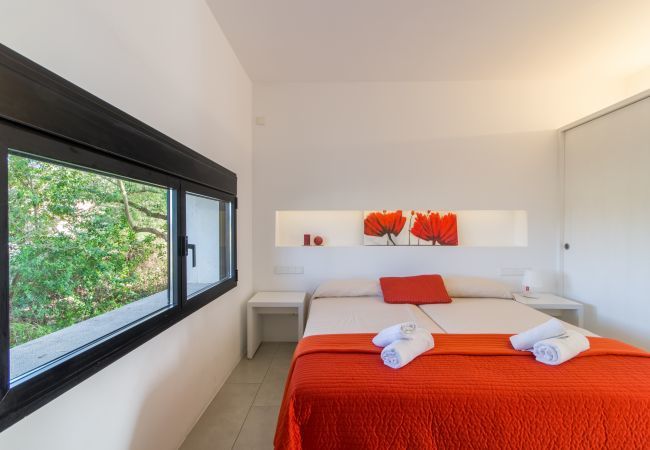 Villa for 8 people with swimming pool in Santa Margalida, Mallorca. 4 DBR, 4 BR en suite, air conditioning, free WIFI internet, pool with jacuzzi, quiet location between Muro and Can Picafort