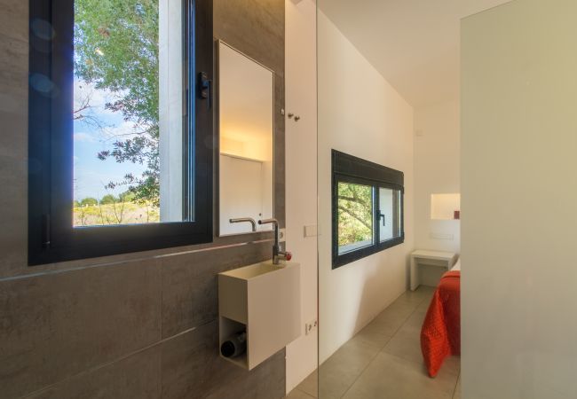 Villa for 8 people with swimming pool in Santa Margalida, Mallorca. 4 DBR, 4 BR en suite, air conditioning, free WIFI internet, pool with jacuzzi, quiet location between Muro and Can Picafort