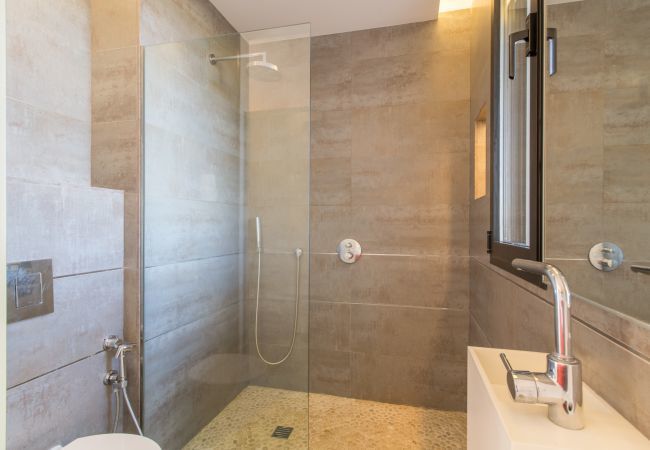 Villa for 8 people with swimming pool in Santa Margalida, Mallorca. 4 DBR, 4 BR en suite, air conditioning, free WIFI internet, pool with jacuzzi, quiet location between Muro and Can Picafort
