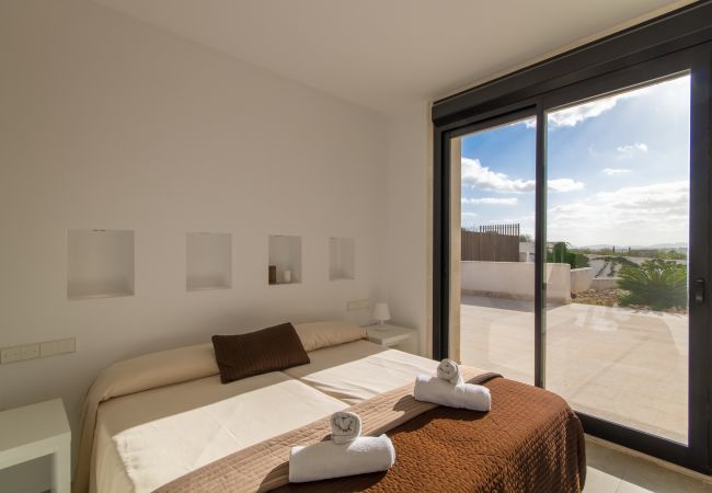 Villa for 8 people with swimming pool in Santa Margalida, Mallorca. 4 DBR, 4 BR en suite, air conditioning, free WIFI internet, pool with jacuzzi, quiet location between Muro and Can Picafort