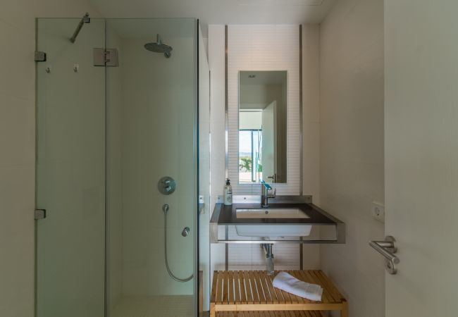 Villa for 8 people with swimming pool in Santa Margalida, Mallorca. 4 DBR, 4 BR en suite, air conditioning, free WIFI internet, pool with jacuzzi, quiet location between Muro and Can Picafort