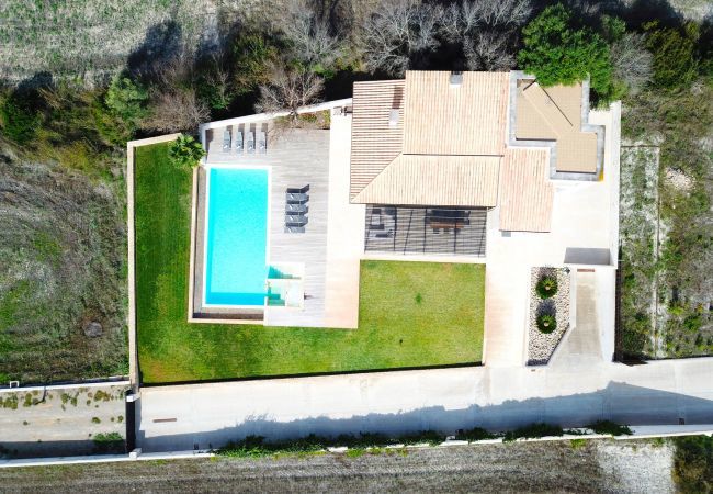 Villa for 8 people with swimming pool in Santa Margalida, Mallorca. 4 DBR, 4 BR en suite, air conditioning, free WIFI internet, pool with jacuzzi, quiet location between Muro and Can Picafort