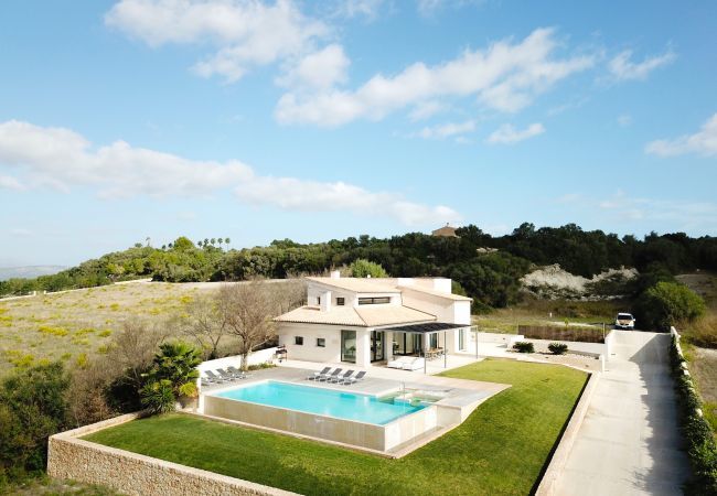 Villa for 8 people with swimming pool in Santa Margalida, Mallorca. 4 DBR, 4 BR en suite, air conditioning, free WIFI internet, pool with jacuzzi, quiet location between Muro and Can Picafort