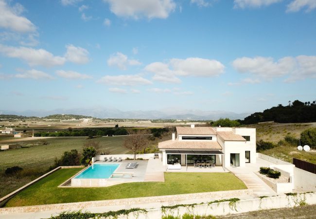 Villa for 8 people with swimming pool in Santa Margalida, Mallorca. 4 DBR, 4 BR en suite, air conditioning, free WIFI internet, pool with jacuzzi, quiet location between Muro and Can Picafort