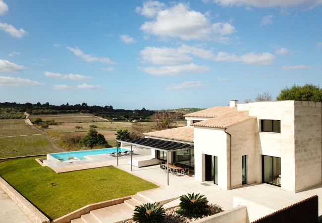 Villa for 8 people with swimming pool in Santa Margalida, Mallorca. 4 DBR, 4 BR en suite, air conditioning, free WIFI internet, pool with jacuzzi, quiet location between Muro and Can Picafort
