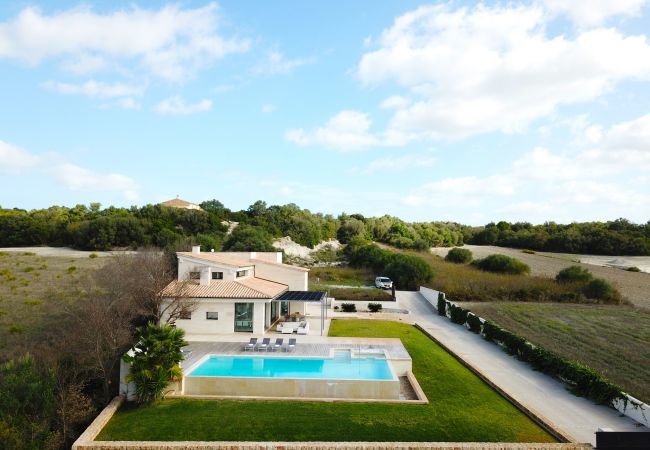 Villa for 8 people with swimming pool in Santa Margalida, Mallorca. 4 DBR, 4 BR en suite, air conditioning, free WIFI internet, pool with jacuzzi, quiet location between Muro and Can Picafort