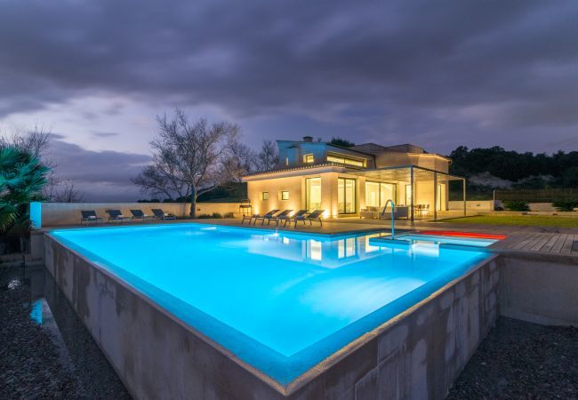 Villa for 8 people with swimming pool in Santa Margalida, Mallorca. 4 DBR, 4 BR en suite, air conditioning, free WIFI internet, pool with jacuzzi, quiet location between Muro and Can Picafort