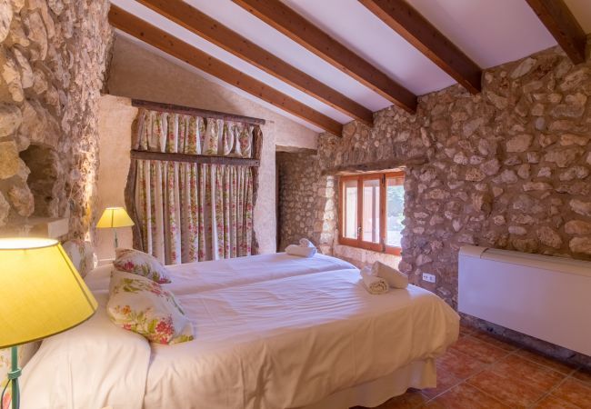 Finca with pool for 6 people + babies in Sa Pobla, Mallorca. 3 DBR, 3 BR, AC, fireplace, free wifi, fenced pool, huge garden with great barbecue zone and lots of space for playing