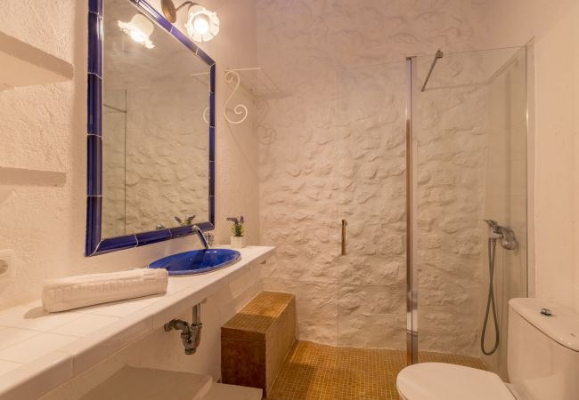 Finca with pool for 6 people + babies in Sa Pobla, Mallorca. 3 DBR, 3 BR, AC, fireplace, free wifi, fenced pool, huge garden with great barbecue zone and lots of space for playing