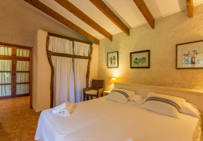 Finca with pool for 6 people + babies in Sa Pobla, Mallorca. 3 DBR, 3 BR, AC, fireplace, free wifi, fenced pool, huge garden with great barbecue zone and lots of space for playing