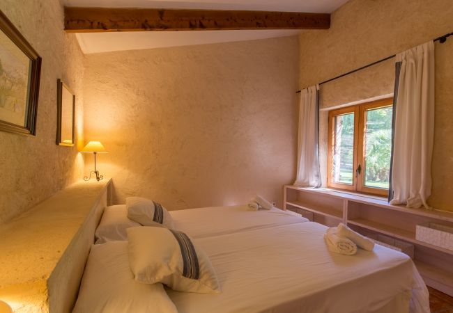 Finca with pool for 6 people + babies in Sa Pobla, Mallorca. 3 DBR, 3 BR, AC, fireplace, free wifi, fenced pool, huge garden with great barbecue zone and lots of space for playing