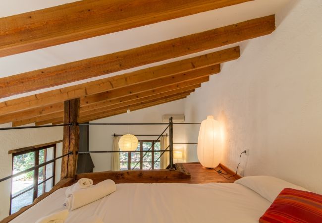 Finca with pool for 6 people + babies in Sa Pobla, Mallorca. 3 DBR, 3 BR, AC, fireplace, free wifi, fenced pool, huge garden with great barbecue zone and lots of space for playing