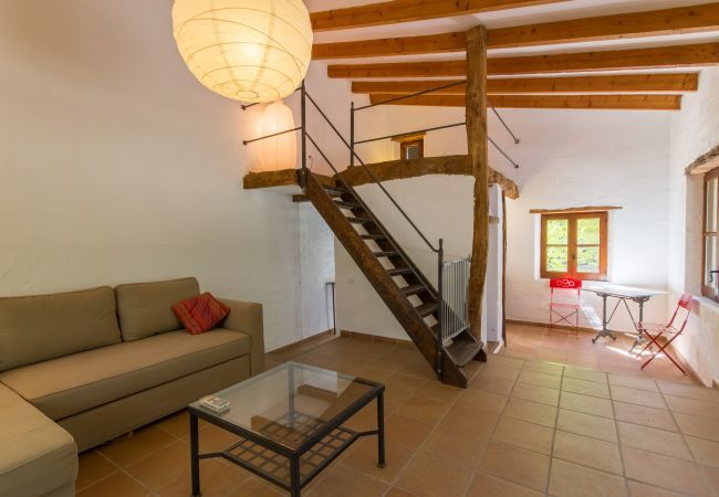 Finca with pool for 6 people + babies in Sa Pobla, Mallorca. 3 DBR, 3 BR, AC, fireplace, free wifi, fenced pool, huge garden with great barbecue zone and lots of space for playing