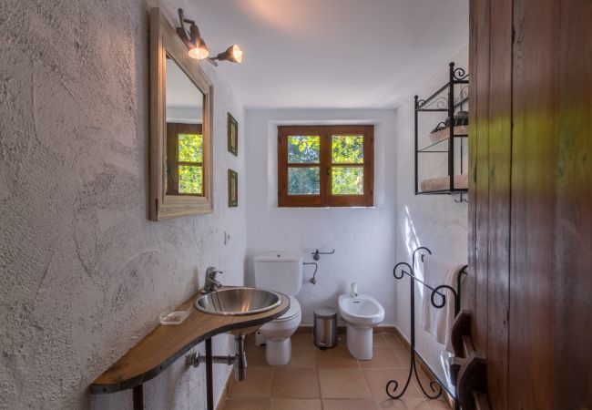 Finca with pool for 6 people + babies in Sa Pobla, Mallorca. 3 DBR, 3 BR, AC, fireplace, free wifi, fenced pool, huge garden with great barbecue zone and lots of space for playing