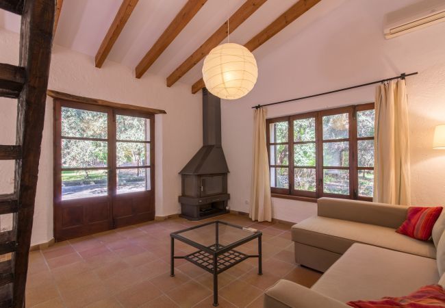 Finca with pool for 6 people + babies in Sa Pobla, Mallorca. 3 DBR, 3 BR, AC, fireplace, free wifi, fenced pool, huge garden with great barbecue zone and lots of space for playing