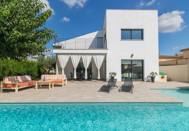 Villa with pool for 6 people in Inca, Mallorca. 3 DBR, 1 studio with single bed, 3 BR, air conditioning, free Wifi Internet, garden with pool and barbecue terrace.