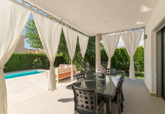 Villa with pool for 6 people in Inca, Mallorca. 3 habitaciones dobles, 1 estudio con cama nido, 3 baños, AC, Wifi gratis, jardín con piscina, terraza y barbacoa.