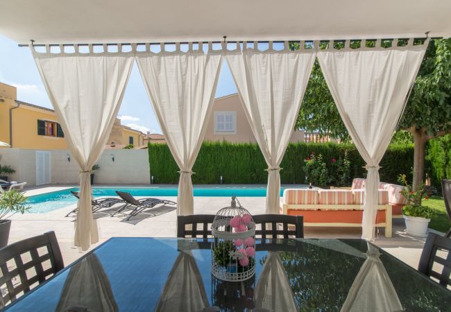Villa with pool for 6 people in Inca, Mallorca. 3 DBR, 1 studio with single bed, 3 BR, air conditioning, free Wifi Internet, garden with pool and barbecue terrace.