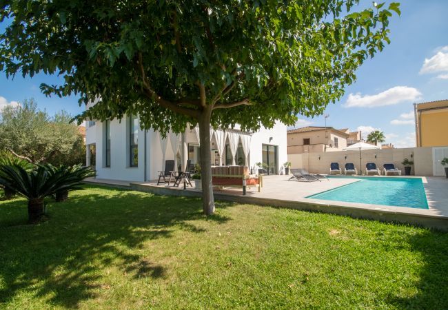 Villa with pool for 6 people in Inca, Mallorca. 3 DBR, 1 studio with single bed, 3 BR, air conditioning, free Wifi Internet, garden with pool and barbecue terrace.