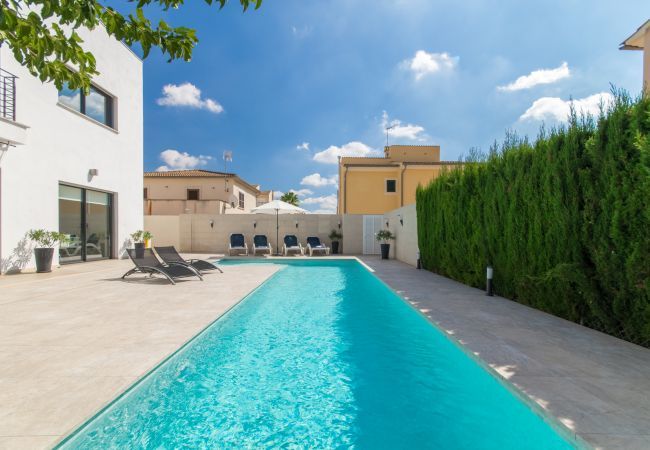 Villa with pool for 6 people in Inca, Mallorca. 3 DBR, 1 studio with single bed, 3 BR, air conditioning, free Wifi Internet, garden with pool and barbecue terrace.