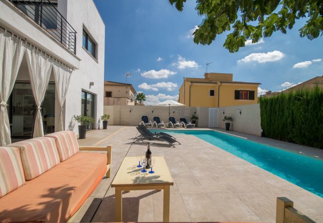 Villa with pool for 6 people in Inca, Mallorca. 3 DBR, 1 studio with single bed, 3 BR, air conditioning, free Wifi Internet, garden with pool and barbecue terrace.