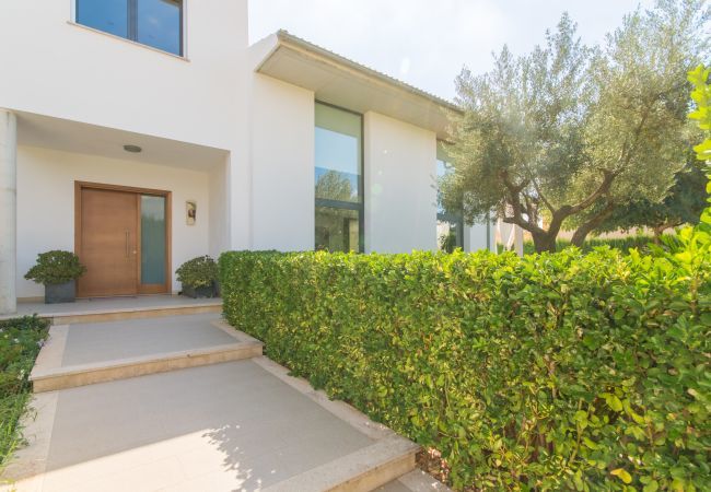 Villa with pool for 6 people in Inca, Mallorca. 3 DBR, 1 studio with single bed, 3 BR, air conditioning, free Wifi Internet, garden with pool and barbecue terrace.