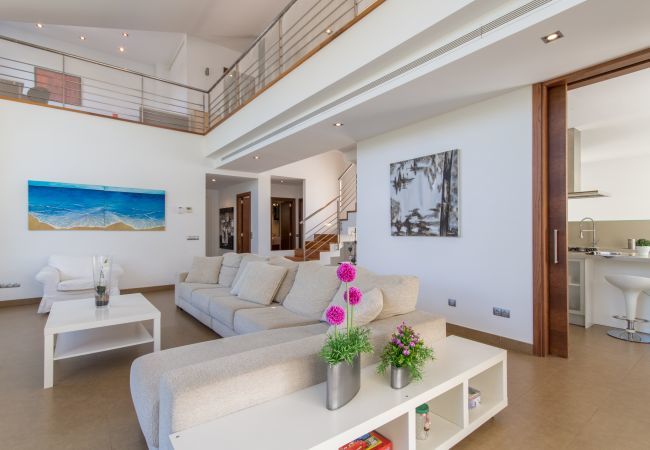 Villa with pool for 6 people in Inca, Mallorca. 3 DBR, 1 studio with single bed, 3 BR, air conditioning, free Wifi Internet, garden with pool and barbecue terrace.