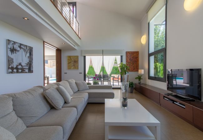 Villa with pool for 6 people in Inca, Mallorca. 3 DBR, 1 studio with single bed, 3 BR, air conditioning, free Wifi Internet, garden with pool and barbecue terrace.