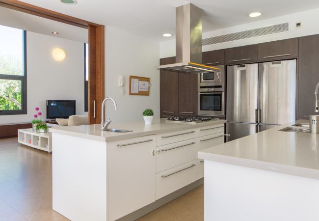 Villa with pool for 6 people in Inca, Mallorca. 3 DBR, 1 studio with single bed, 3 BR, air conditioning, free Wifi Internet, garden with pool and barbecue terrace.