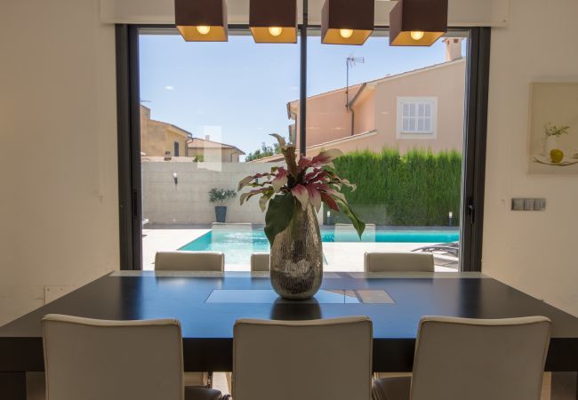 Villa with pool for 6 people in Inca, Mallorca. 3 DBR, 1 studio with single bed, 3 BR, air conditioning, free Wifi Internet, garden with pool and barbecue terrace.