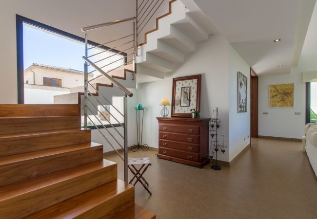Villa with pool for 6 people in Inca, Mallorca. 3 DBR, 1 studio with single bed, 3 BR, air conditioning, free Wifi Internet, garden with pool and barbecue terrace.