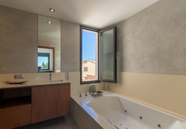 Villa with pool for 6 people in Inca, Mallorca. 3 DBR, 1 studio with single bed, 3 BR, air conditioning, free Wifi Internet, garden with pool and barbecue terrace.