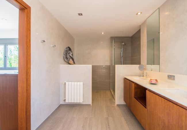 Villa with pool for 6 people in Inca, Mallorca. 3 DBR, 1 studio with single bed, 3 BR, air conditioning, free Wifi Internet, garden with pool and barbecue terrace.