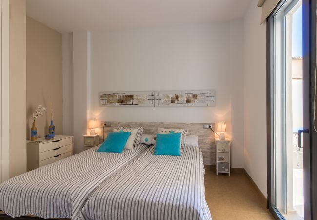 Villa with pool for 6 people in Inca, Mallorca. 3 DBR, 1 studio with single bed, 3 BR, air conditioning, free Wifi Internet, garden with pool and barbecue terrace.