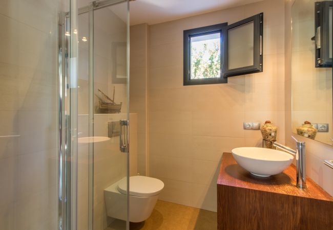 Villa with pool for 6 people in Inca, Mallorca. 3 DBR, 1 studio with single bed, 3 BR, air conditioning, free Wifi Internet, garden with pool and barbecue terrace.