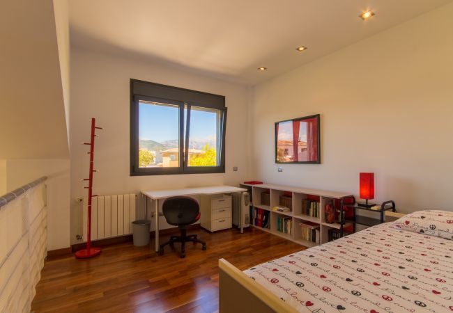 Villa with pool for 6 people in Inca, Mallorca. 3 DBR, 1 studio with single bed, 3 BR, air conditioning, free Wifi Internet, garden with pool and barbecue terrace.