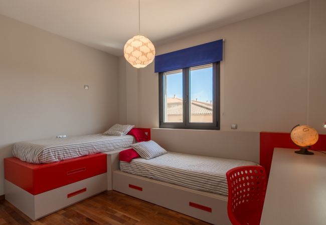 Villa with pool for 6 people in Inca, Mallorca. 3 DBR, 1 studio with single bed, 3 BR, air conditioning, free Wifi Internet, garden with pool and barbecue terrace.