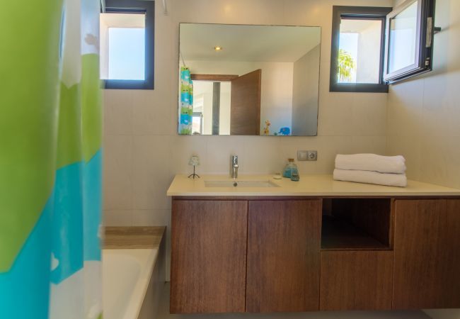 Villa with pool for 6 people in Inca, Mallorca. 3 DBR, 1 studio with single bed, 3 BR, air conditioning, free Wifi Internet, garden with pool and barbecue terrace.