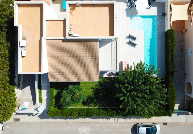 Villa with pool for 6 people in Inca, Mallorca. 3 DBR, 1 studio with single bed, 3 BR, air conditioning, free Wifi Internet, garden with pool and barbecue terrace.