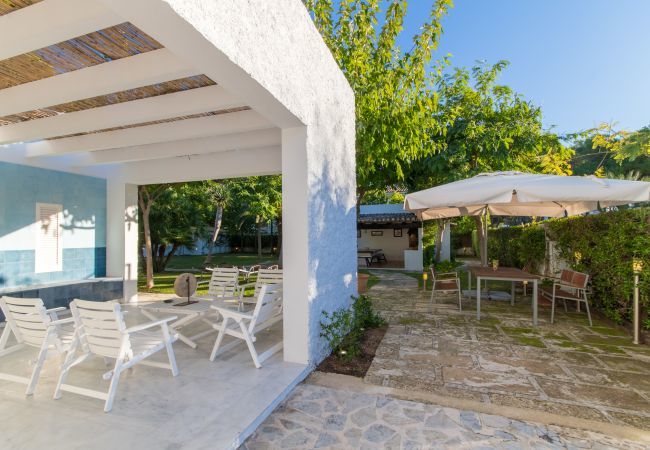 Beach Villa, 8 people, Playa de Muro, Mallorca. 20m from the beach 4 DBR, 3 BR, outdoor bathrooms, air conditioning, free wifi internet, beautiful garden with barbecue and lots of terrace area