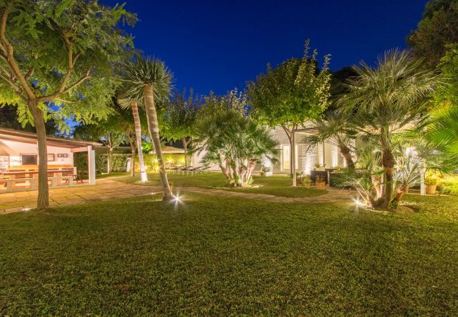Beach Villa, 8 people, Playa de Muro, Mallorca. 20m from the beach 4 DBR, 3 BR, outdoor bathrooms, air conditioning, free wifi internet, beautiful garden with barbecue and lots of terrace area