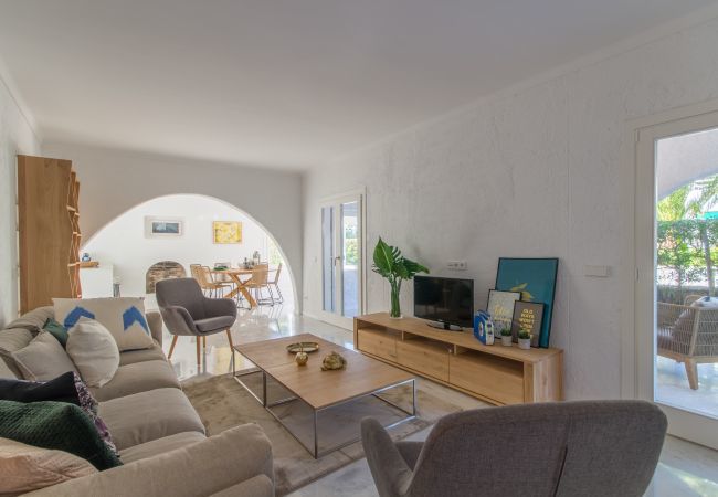 Beach Villa, 8 people, Playa de Muro, Mallorca. 20m from the beach 4 DBR, 3 BR, outdoor bathrooms, air conditioning, free wifi internet, beautiful garden with barbecue and lots of terrace area