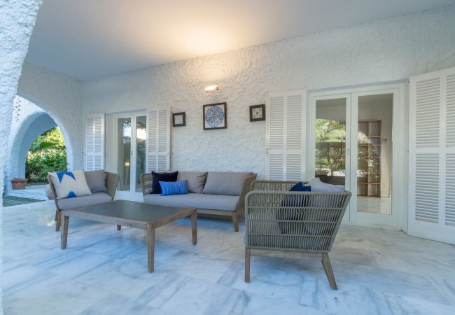 Beach Villa, 8 people, Playa de Muro, Mallorca. 20m from the beach 4 DBR, 3 BR, outdoor bathrooms, air conditioning, free wifi internet, beautiful garden with barbecue and lots of terrace area