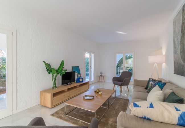 Beach Villa, 8 people, Playa de Muro, Mallorca. 20m from the beach 4 DBR, 3 BR, outdoor bathrooms, air conditioning, free wifi internet, beautiful garden with barbecue and lots of terrace area