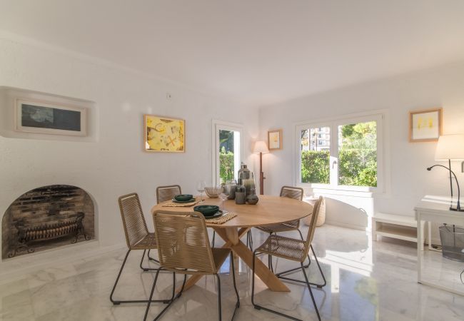Beach Villa, 8 people, Playa de Muro, Mallorca. 20m from the beach 4 DBR, 3 BR, outdoor bathrooms, air conditioning, free wifi internet, beautiful garden with barbecue and lots of terrace area