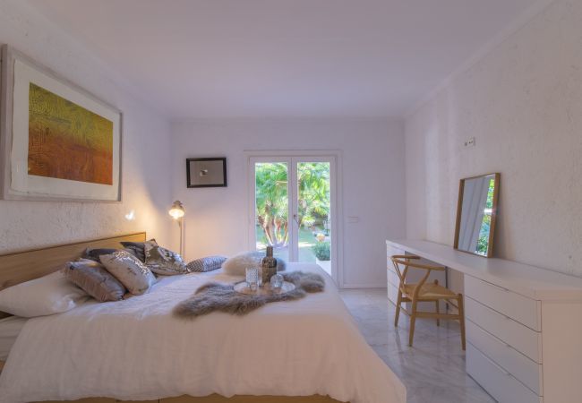 Beach Villa, 8 people, Playa de Muro, Mallorca. 20m from the beach 4 DBR, 3 BR, outdoor bathrooms, air conditioning, free wifi internet, beautiful garden with barbecue and lots of terrace area