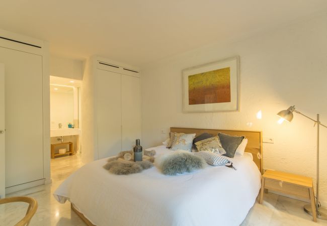 Beach Villa, 8 people, Playa de Muro, Mallorca. 20m from the beach 4 DBR, 3 BR, outdoor bathrooms, air conditioning, free wifi internet, beautiful garden with barbecue and lots of terrace area