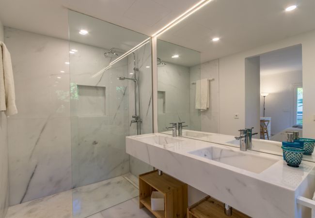 Beach Villa, 8 people, Playa de Muro, Mallorca. 20m from the beach 4 DBR, 3 BR, outdoor bathrooms, air conditioning, free wifi internet, beautiful garden with barbecue and lots of terrace area