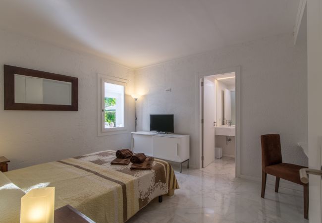 Beach Villa, 8 people, Playa de Muro, Mallorca. 20m from the beach 4 DBR, 3 BR, outdoor bathrooms, air conditioning, free wifi internet, beautiful garden with barbecue and lots of terrace area